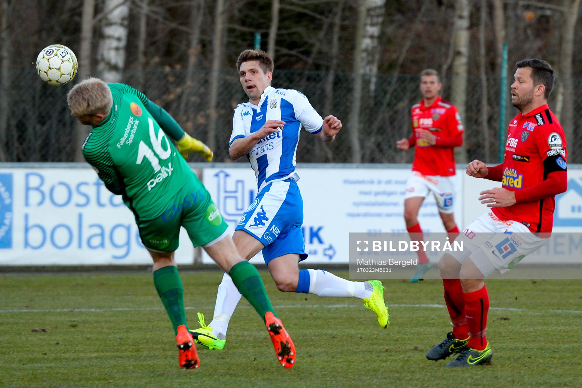 Falkenbergs målvakt Hampus Nilsson räddar ett friläge från IFK Göteborgs Mikael Boman under en träningsmatch i fotboll mellan IFK Göteborg och Falkenberg den 23 mars 2017 i Göteborg.