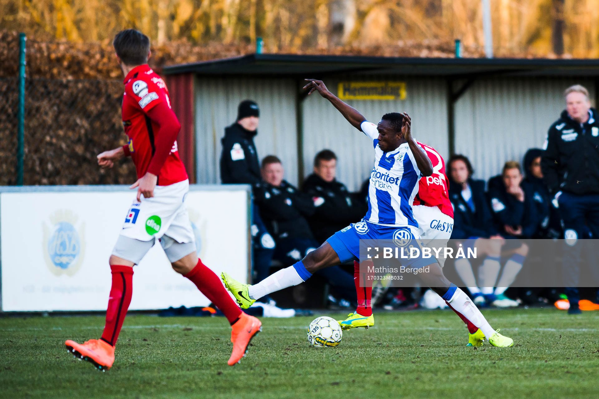 IFK Göteborgs Lawson Sabah i kamp om bollen med Falkenbergs Christoffer Carlsson under en träningsmatch i fotboll mellan IFK Göteborg och Falkenberg den 23 mars 2017 i Göteborg.