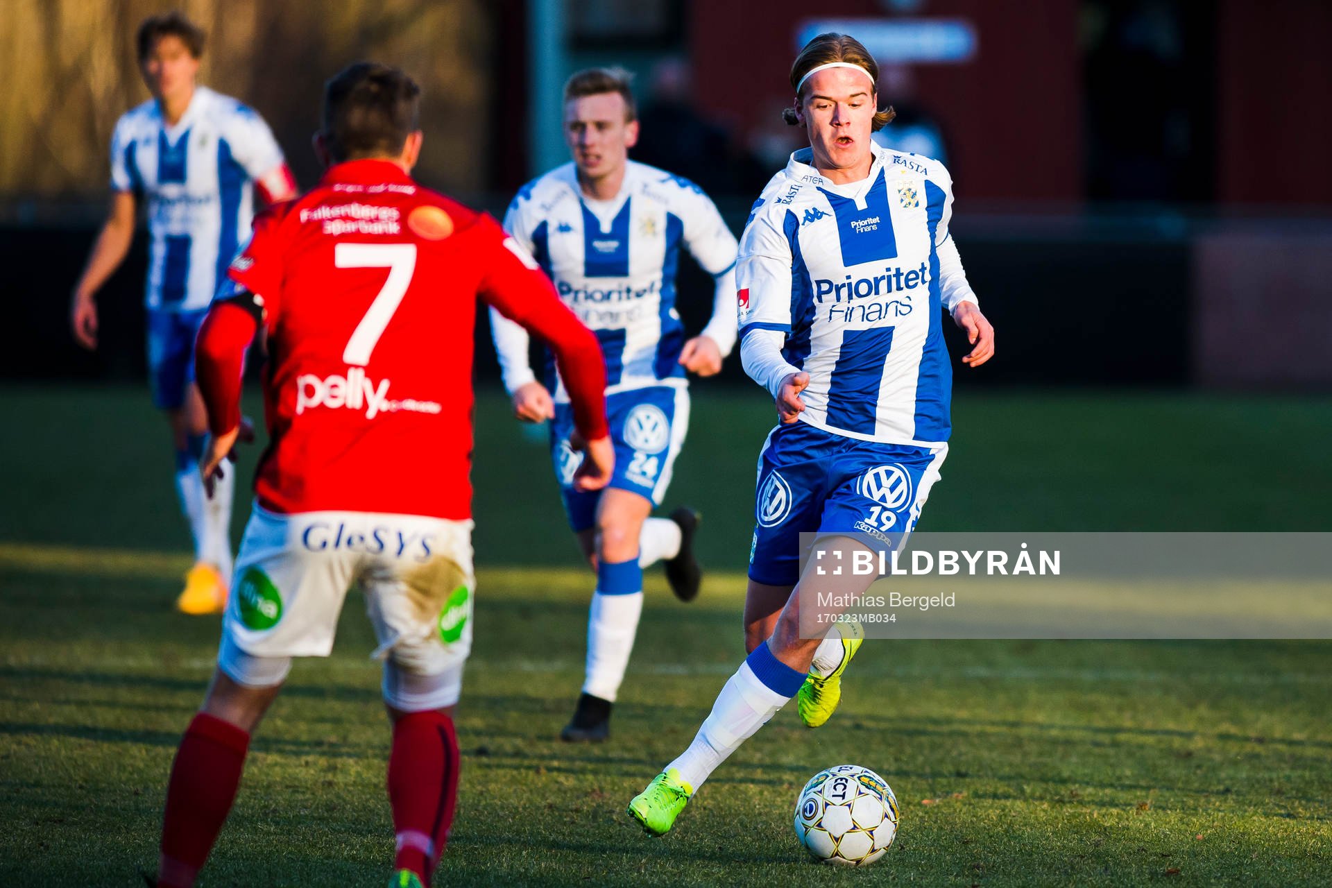 Falkenbergs David Svensson försvarar mot IFK Göteborgs August Erlingmark under en träningsmatch i fotboll mellan IFK Göteborg och Falkenberg den 23 mars 2017 i Göteborg.