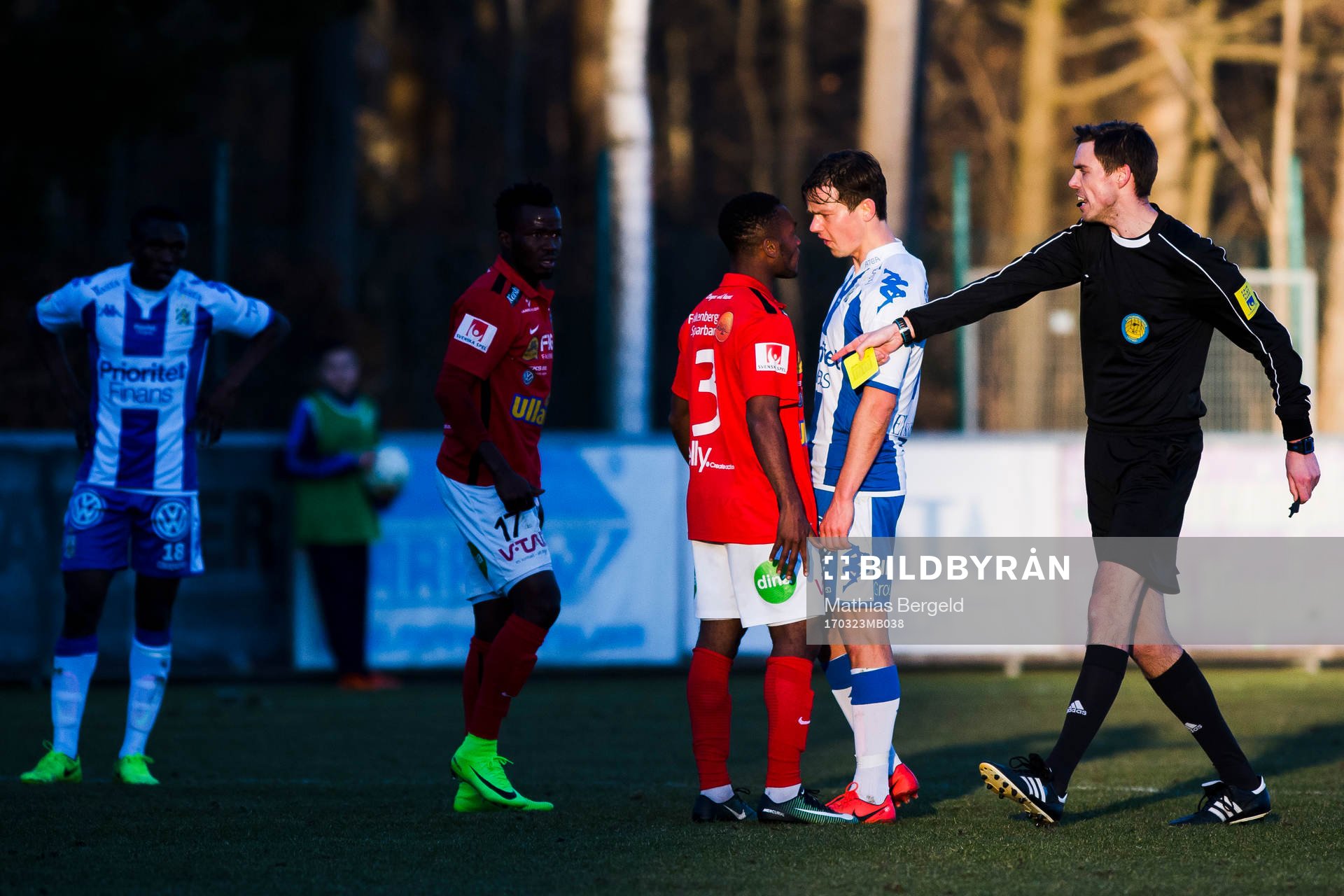 Diskussion mellan Falkenbergs Hampus Svensson och IFK