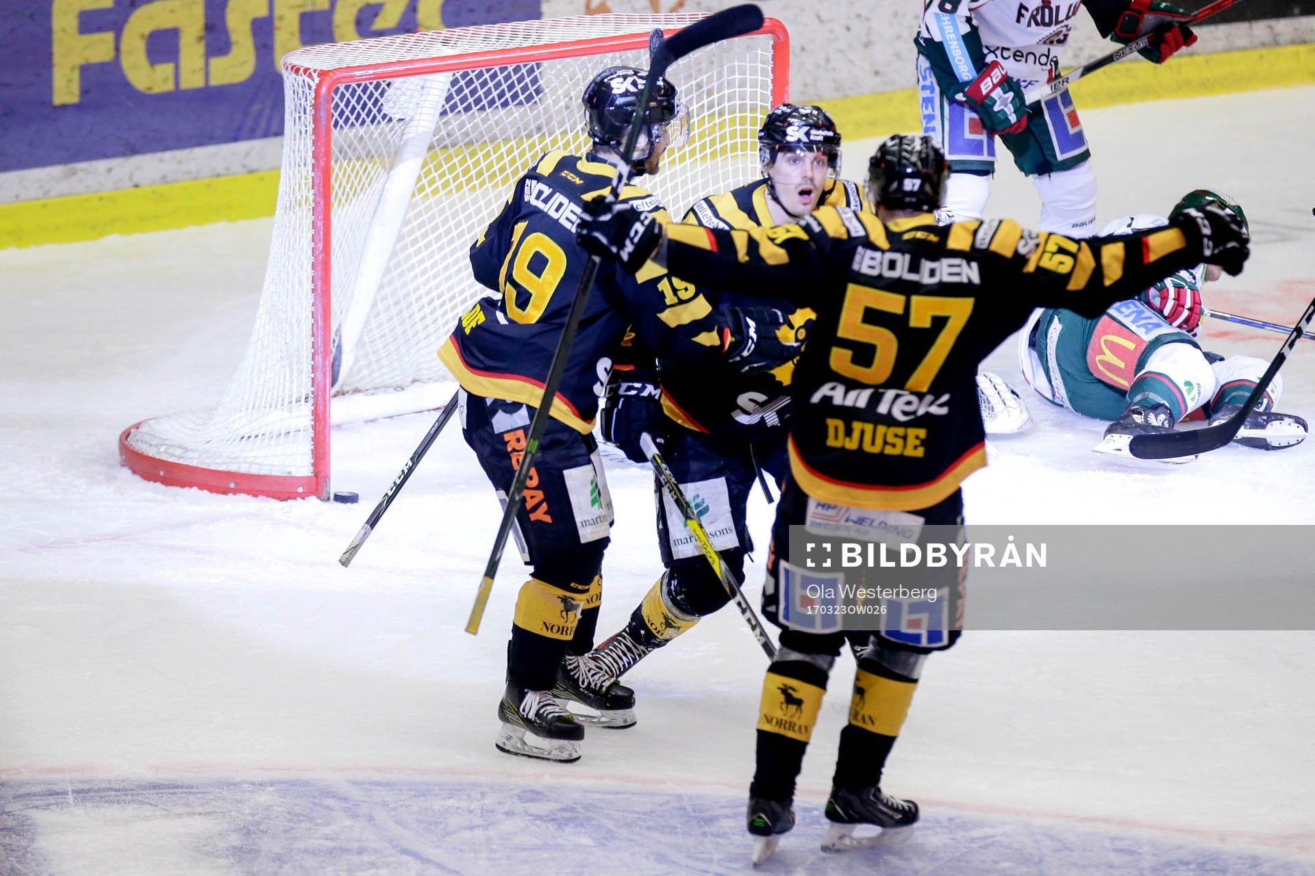 Skellefteås Henrik Hetta jublar med lagkamrater