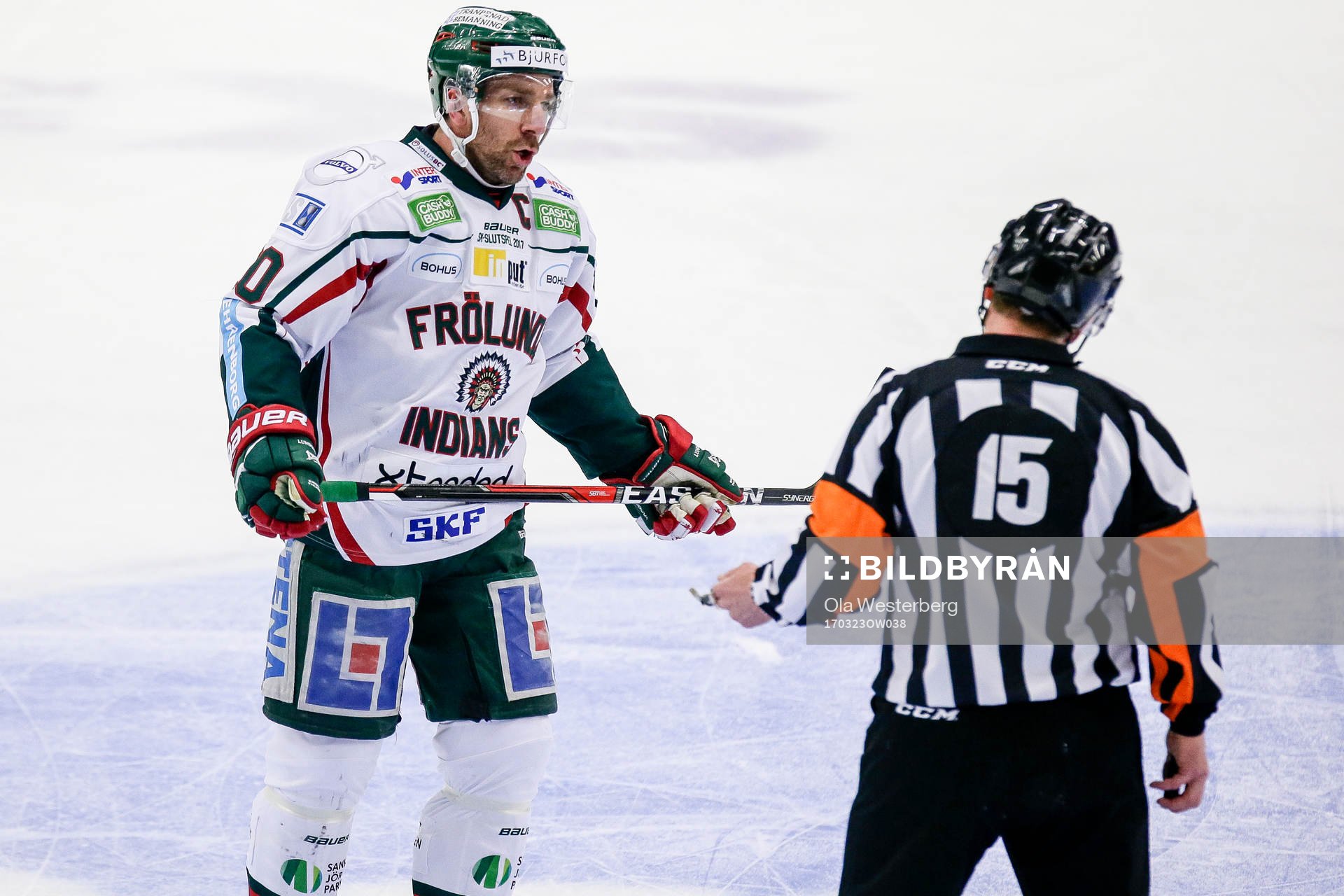 Frölundas Joel Lundqvist pratar med Domare Patrik Sjöberg