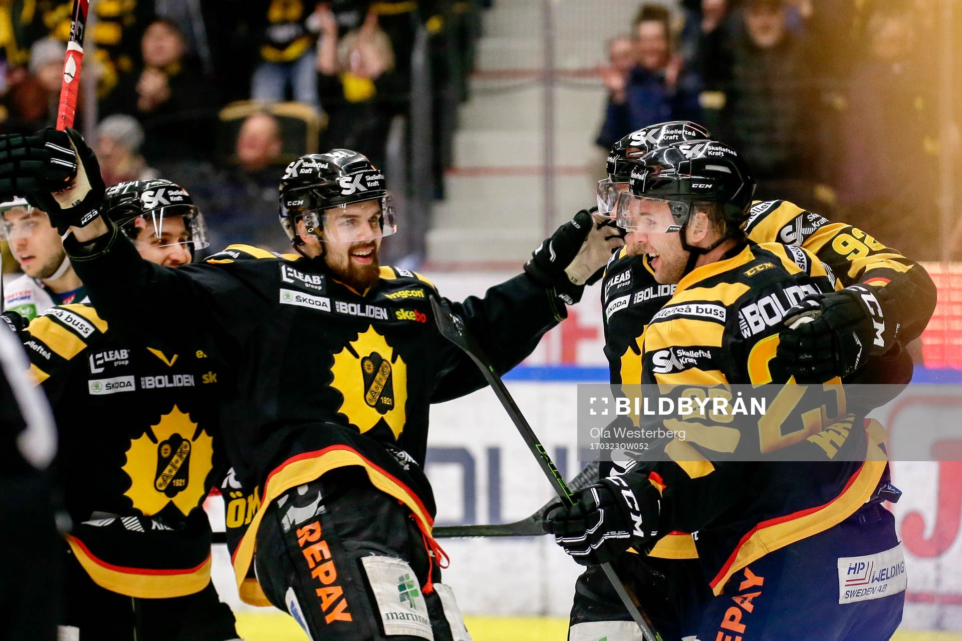 Skellefteås Axel Holmström jublar med lagkamrater