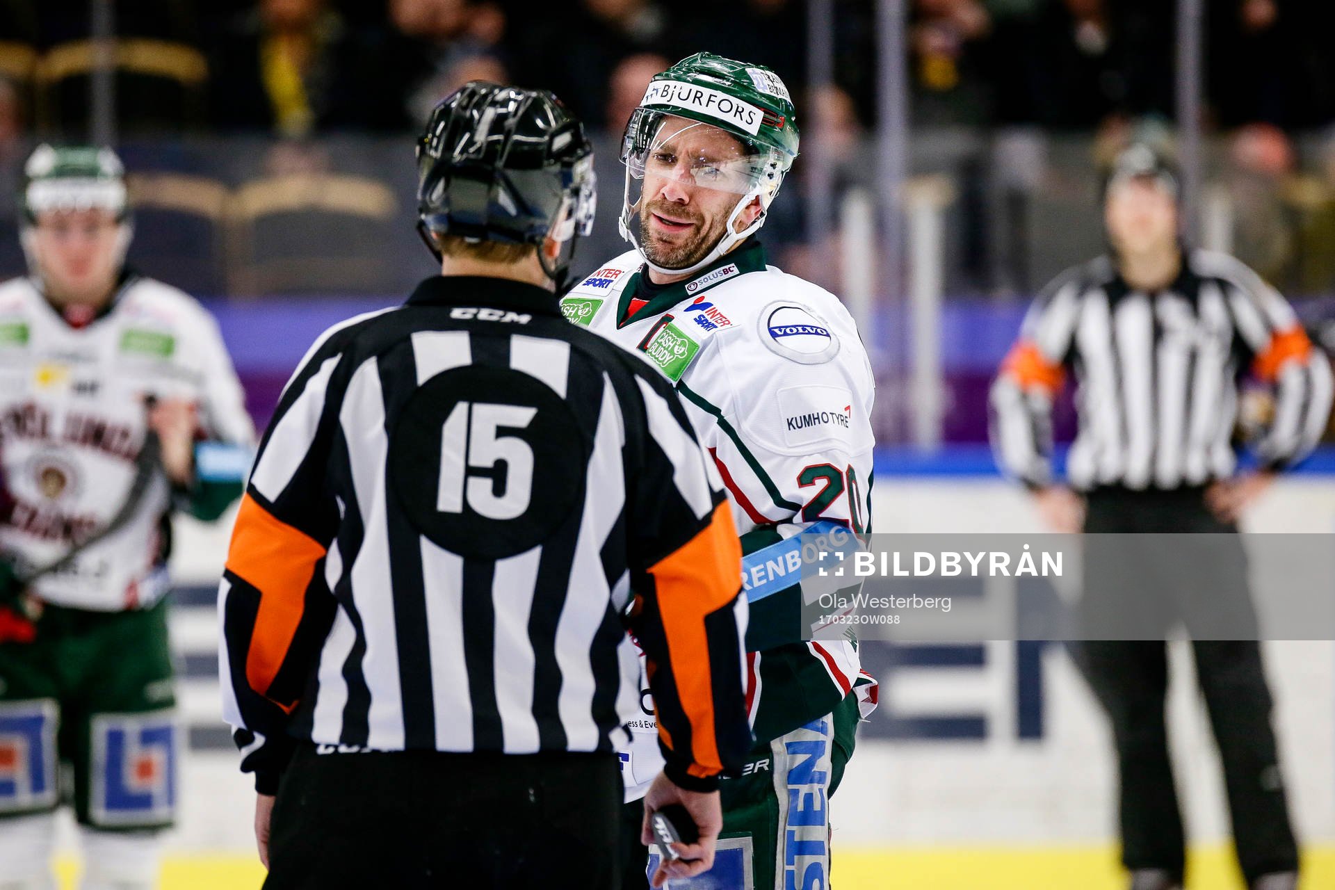 Frölundas Joel Lundqvist pratar med Domare Patrik Sjöberg