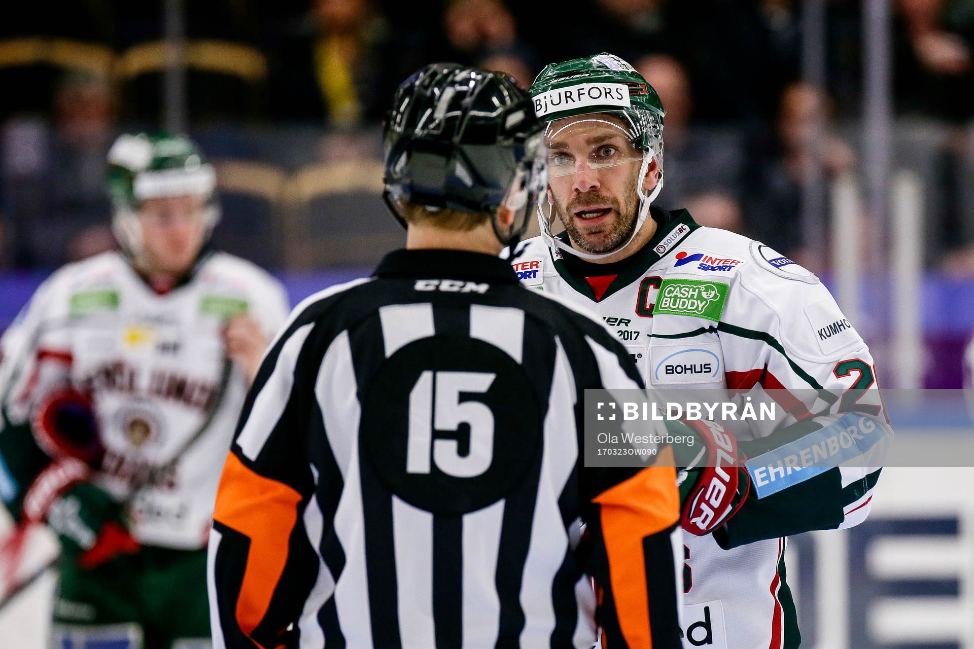 Frölundas Joel Lundqvist pratar med Domare Patrik Sjöberg