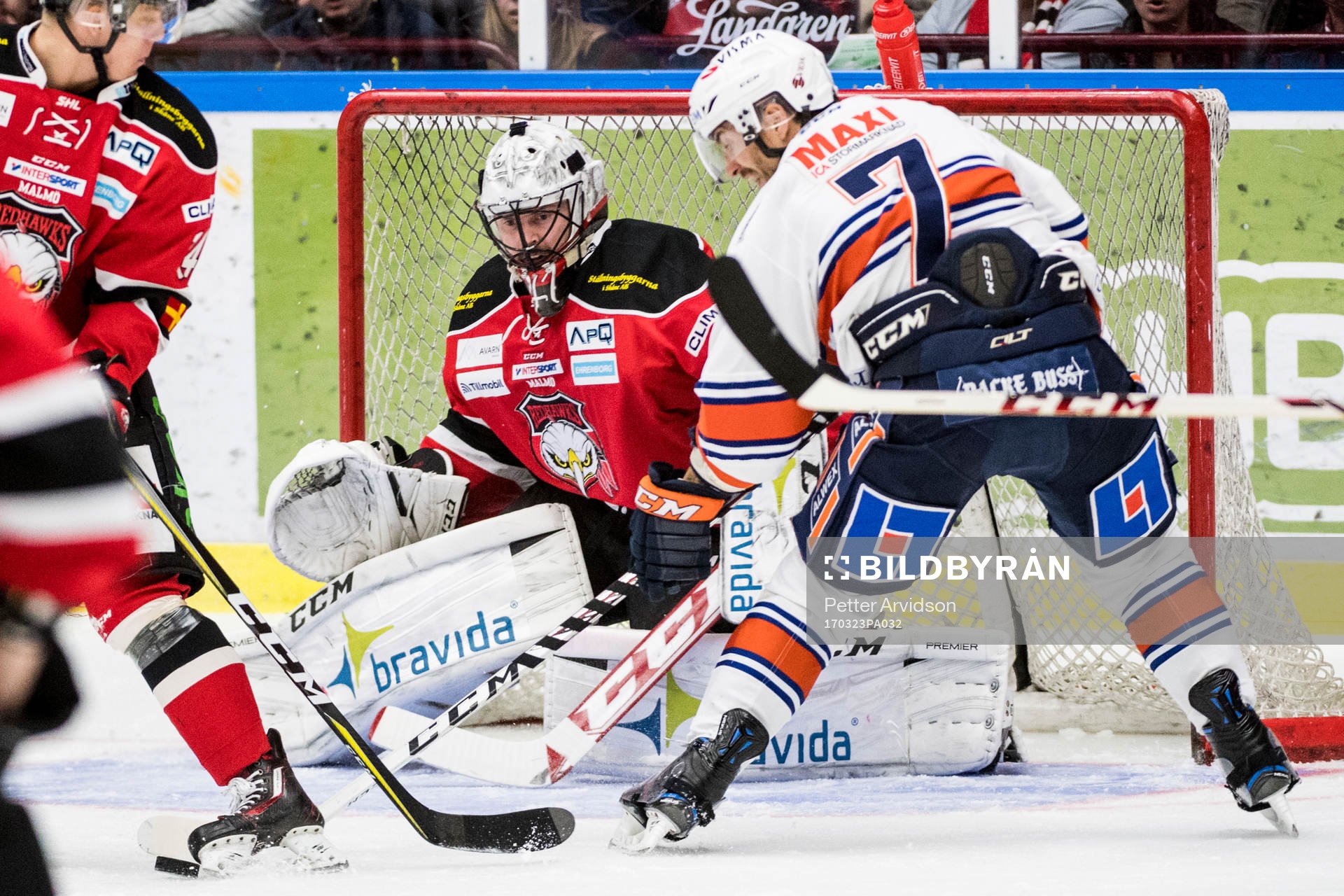 Växjös Jeff Tambellini oroar framför Malmö Redhawks
