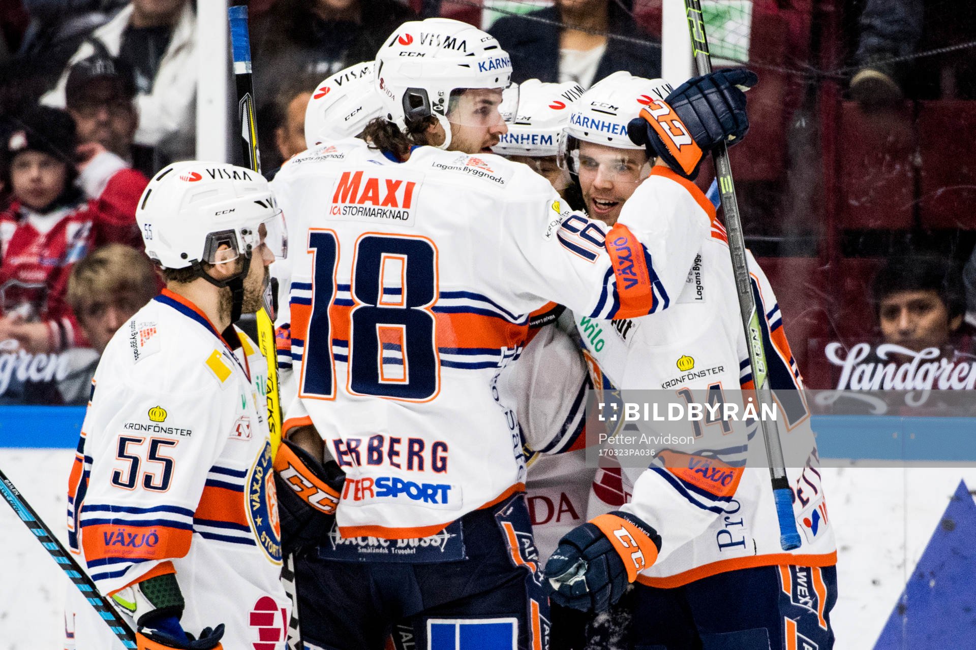 Växjös Dennis Everberg jublar ihop med Emil Pettersson