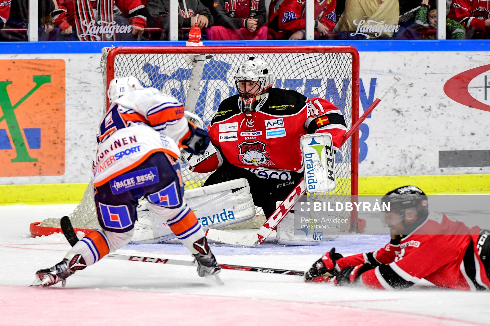 Växjös Tuomas Kiiskinen  gör 0-3 bakom Malmö Redhawks