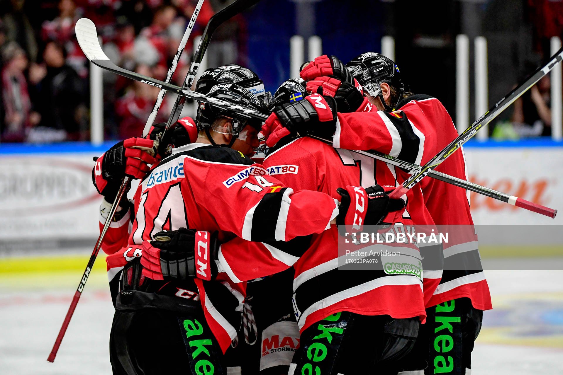 Malmö Redhawks Mathias Tjärnqvist jublar med lagkamrater