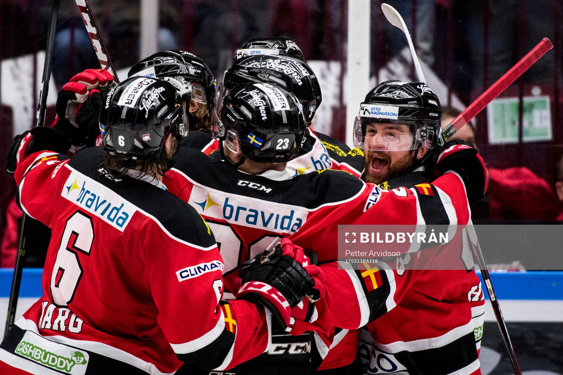 Malmö Redhawks spelare med Nichlas Hardt (th) jublar