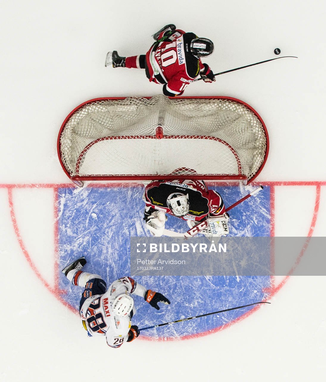 Malmö Redhawks Robin Alvarez bakom egen målvakt