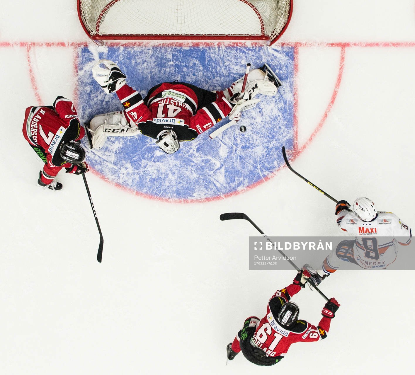 Växjös Josh Hennessy skjuter mot Malmö Redhawks målvakt