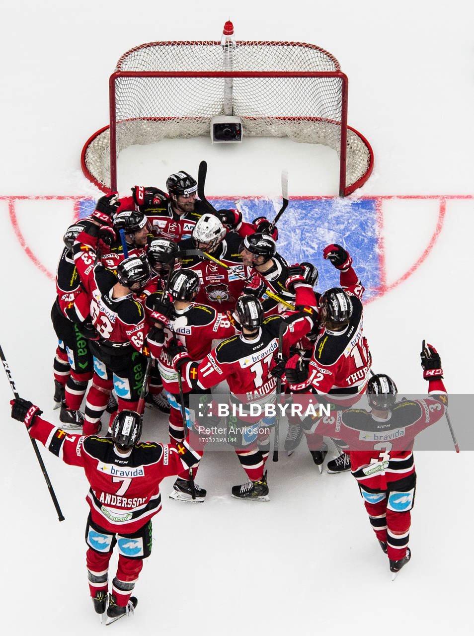 Malmö Redhawks spelare jublar med målvakt Cristopher
