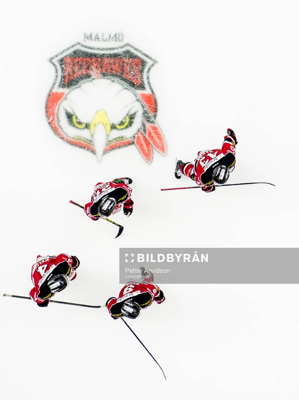 Malmö Redhawks spelare deppar bredvid Malmö Redhawks
