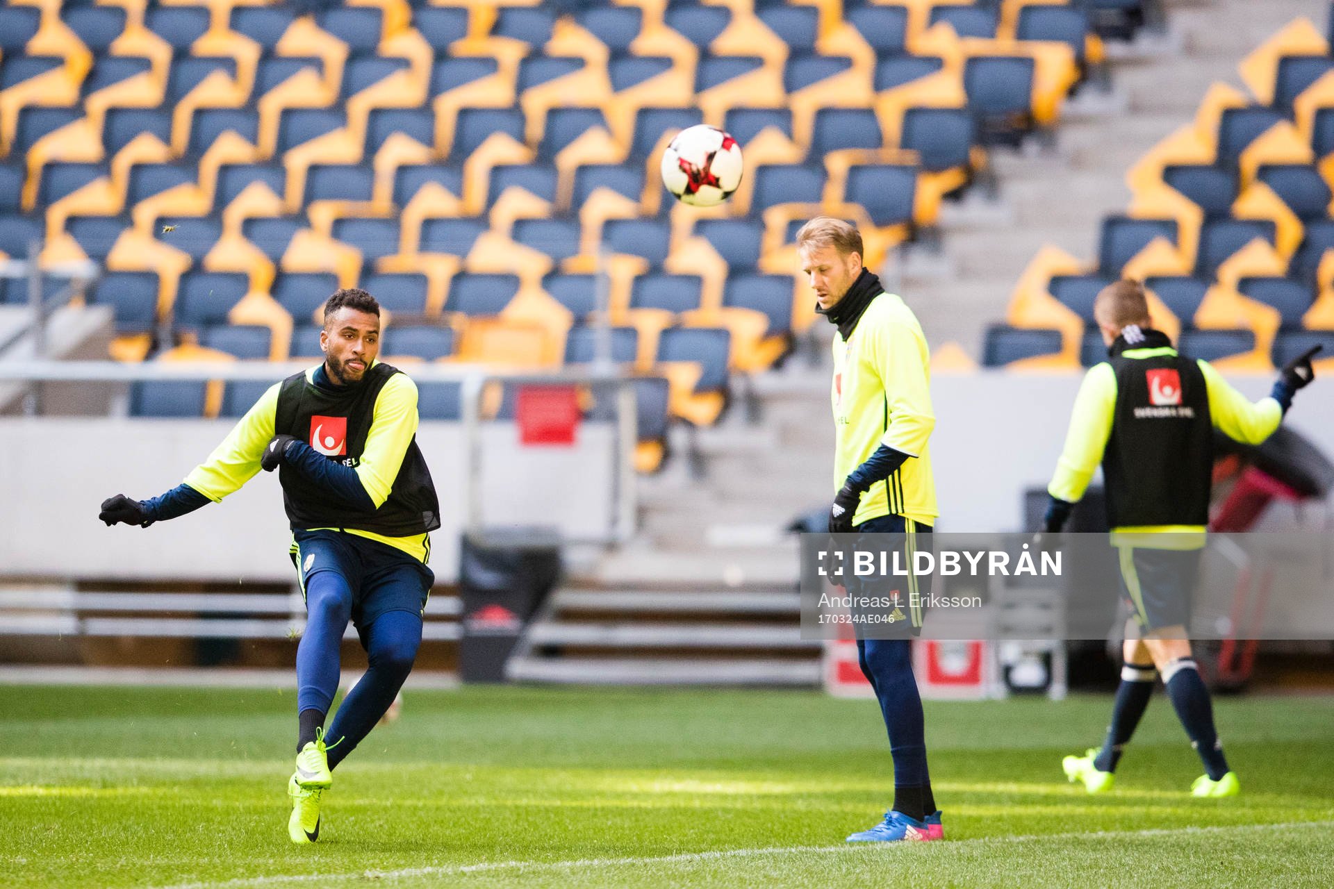 Sveriges Isaac Kiese Thelin och Ola Toivonen