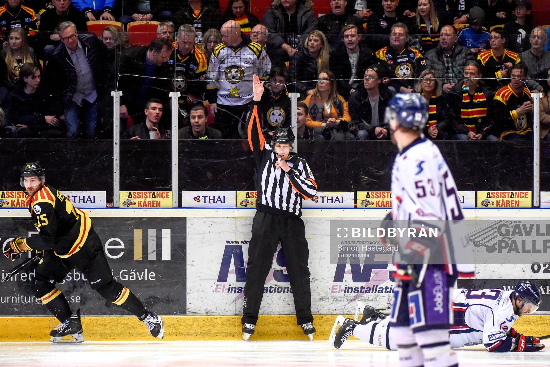 Brynäs Simon Bertilsson har tacklat en Linköpings Andrew