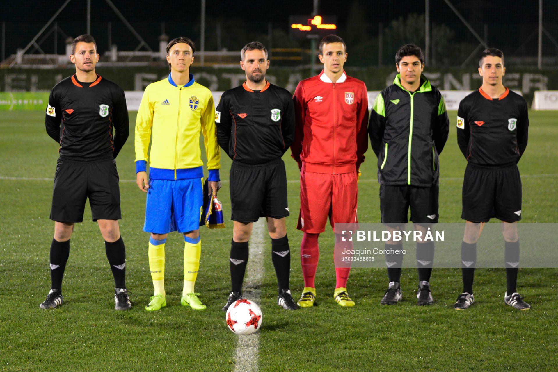 OFFICIAL PHOTO OF THE MATCH, REFEREE AND CAPTAINS