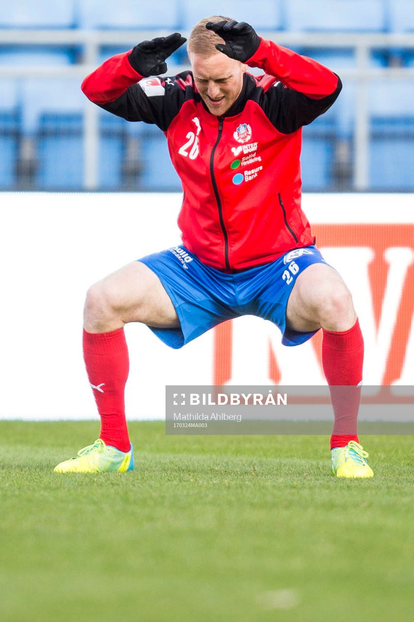 Helsingborgs Peter Larsson värmer upp