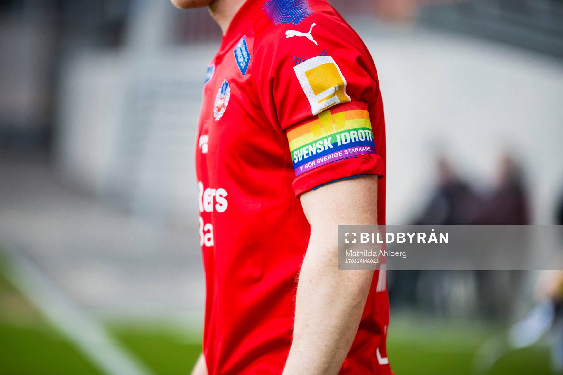 Helsingborgs Peter Larsson med regnbågsbindel
