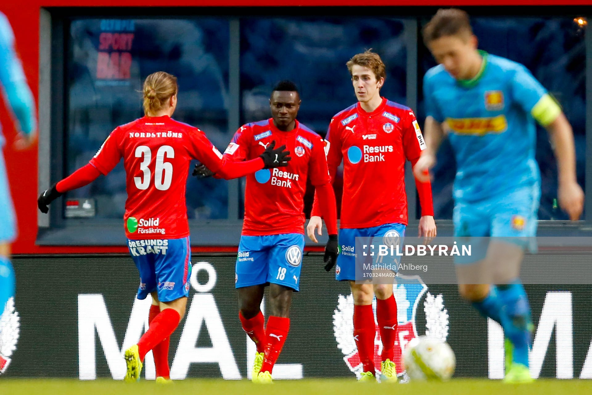 Helsingborgs Oke Akpoveta jublar med lagkamrater