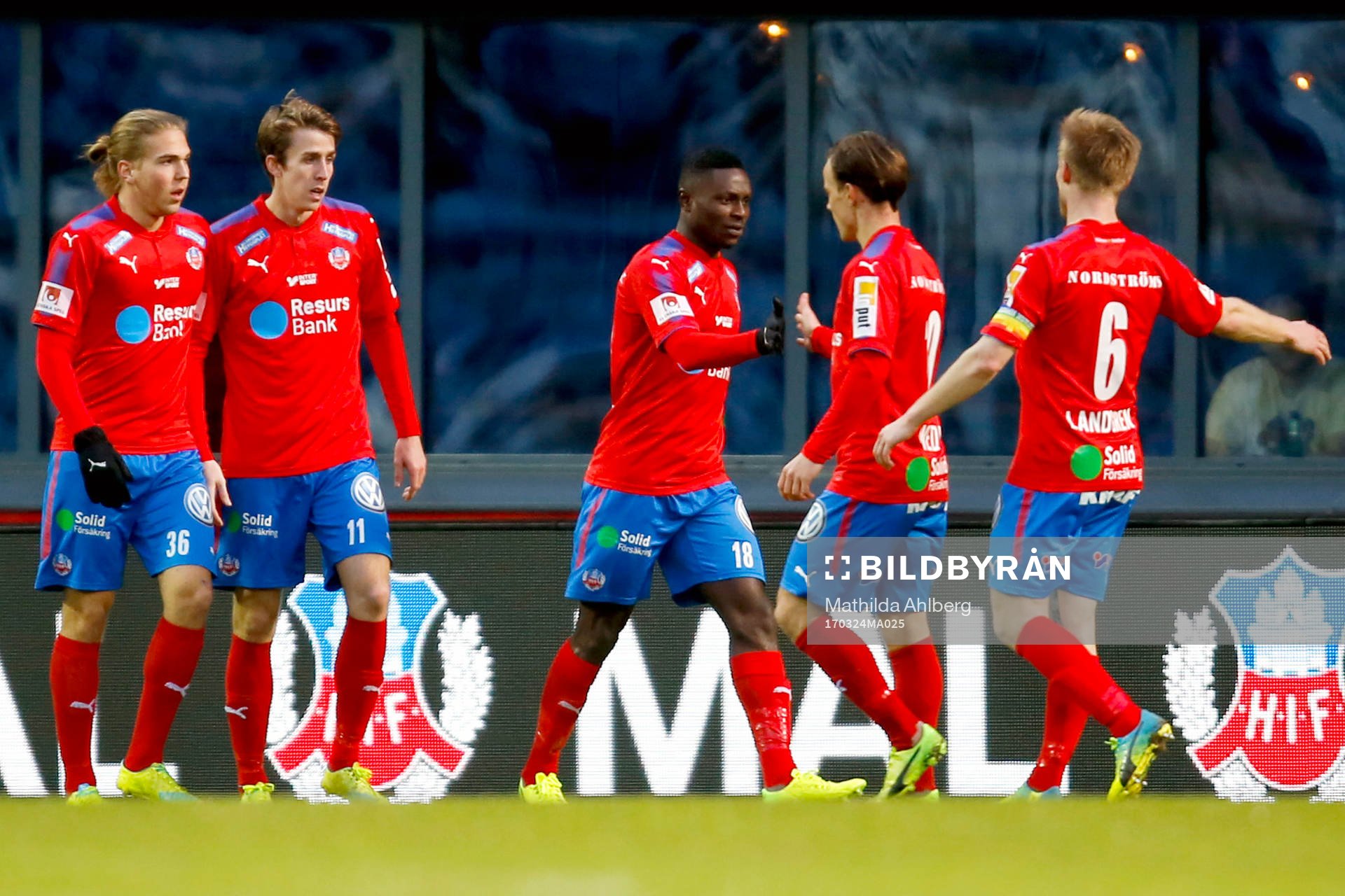 Helsingborgs Oke Akpoveta jublar med lagkamrater