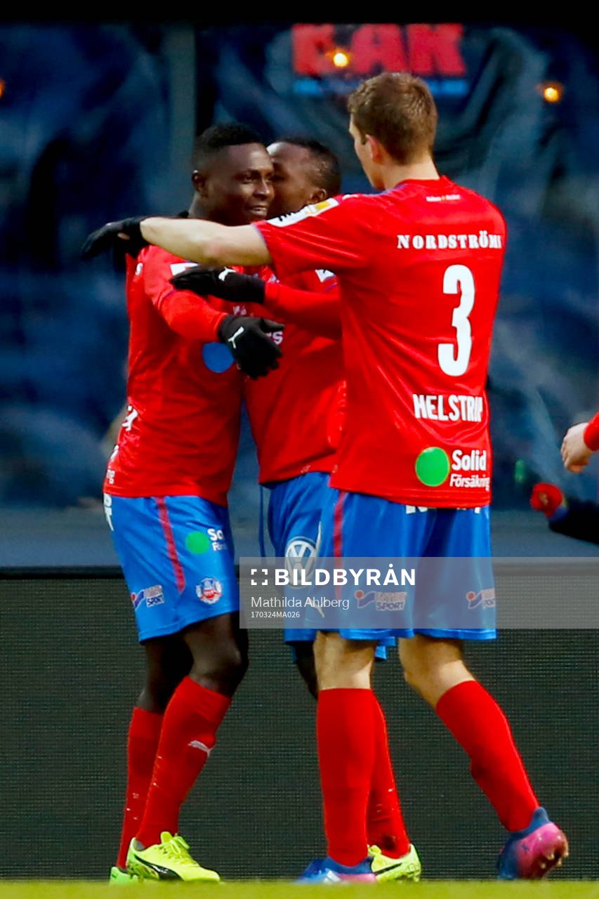 Helsingborgs Oke Akpoveta jublar med lagkamrater