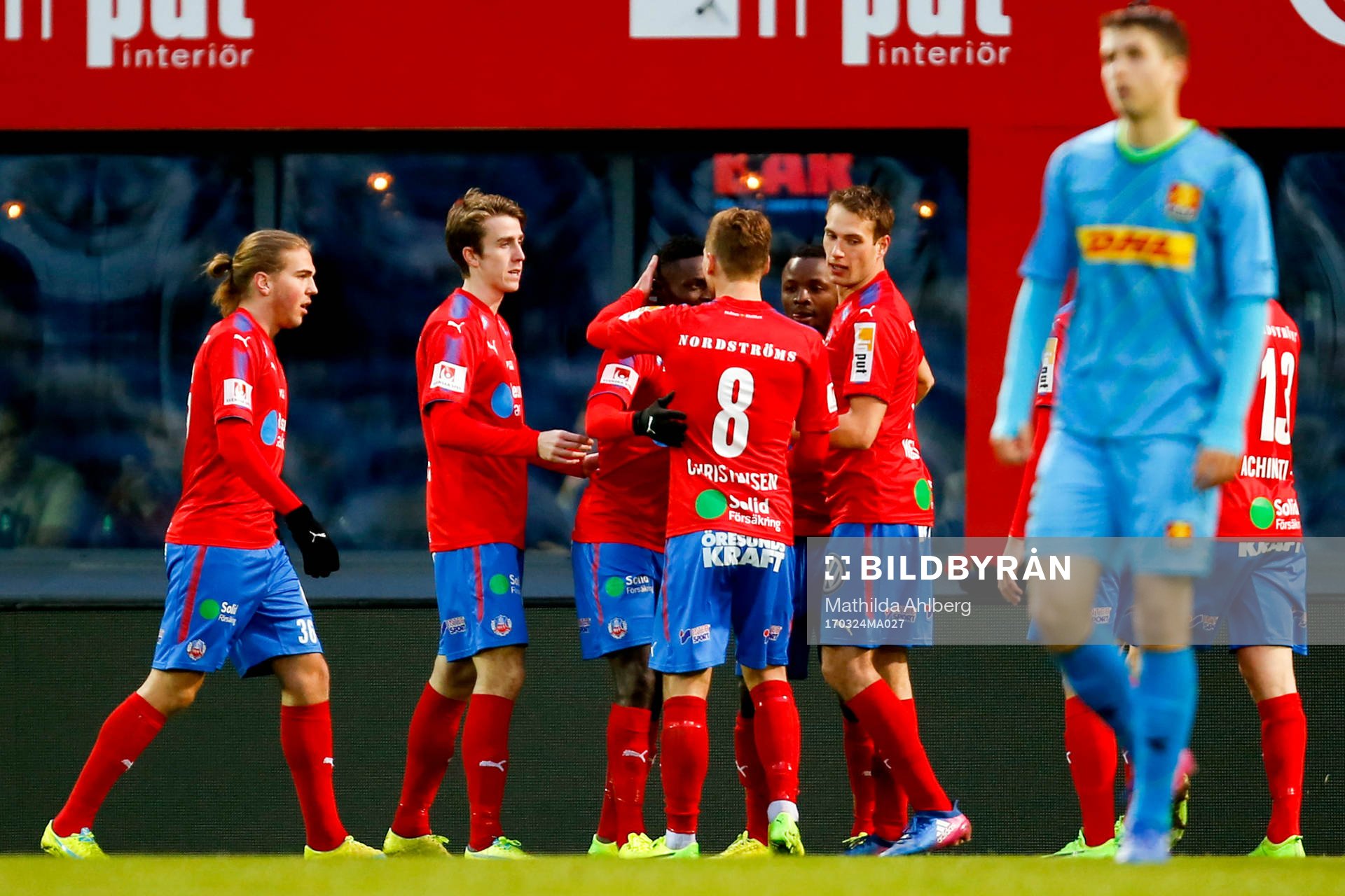 Helsingborgs Oke Akpoveta jublar med lagkamrater