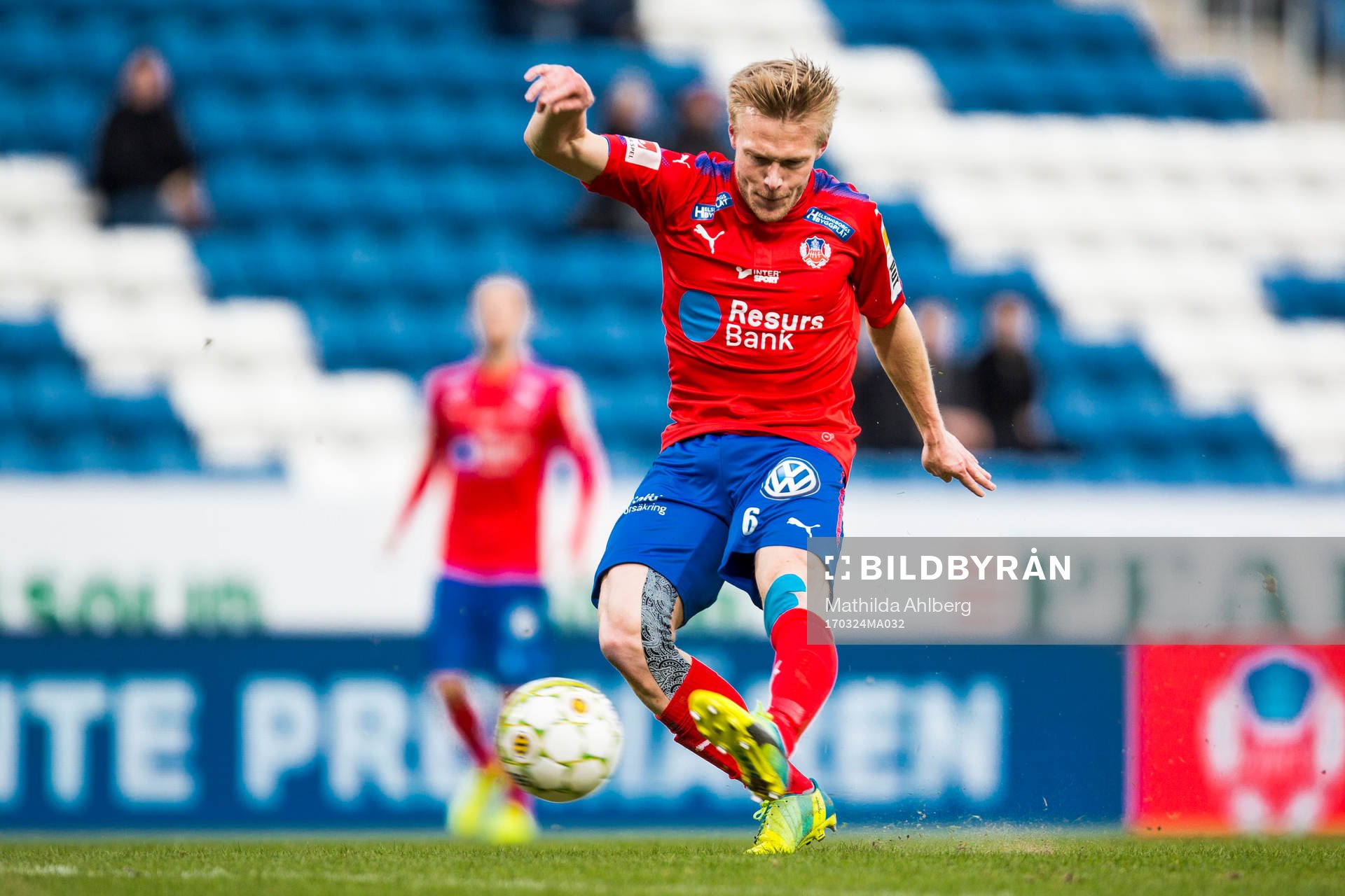 Helsingborgs Andreas Landgren skjuter