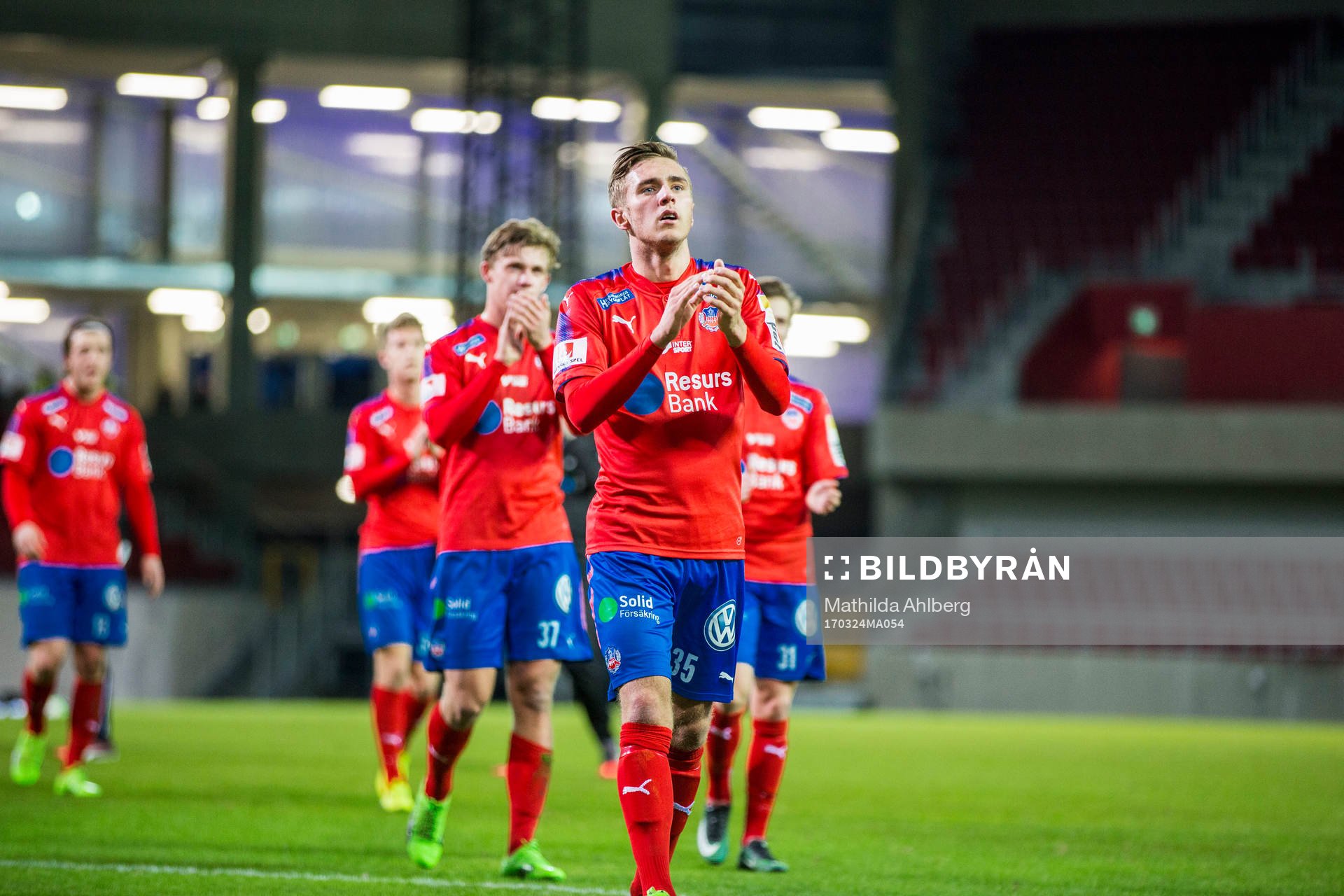Helsingborgs Casper Seger applåderar publiken med