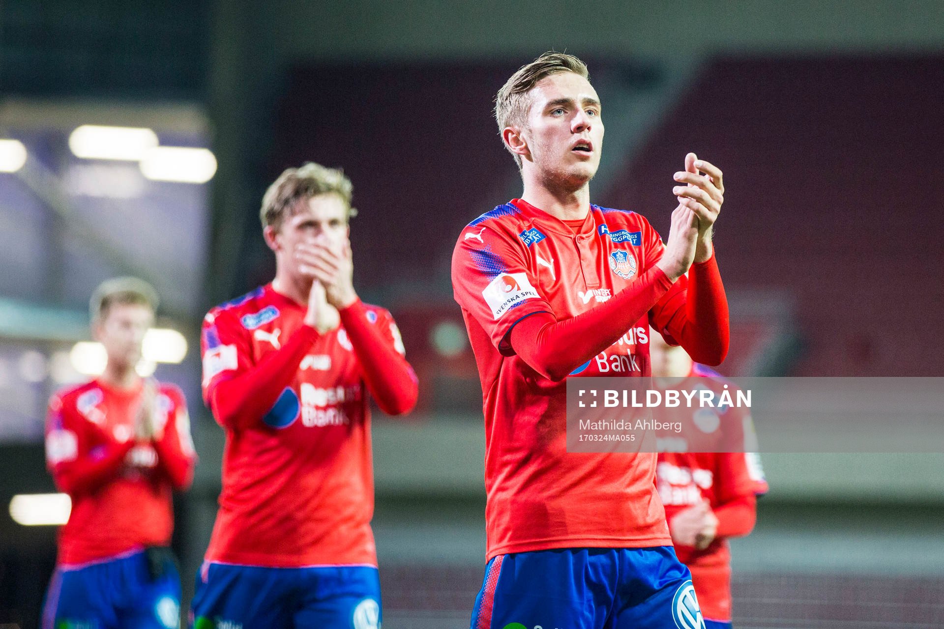 Helsingborgs Casper Seger applåderar publiken med