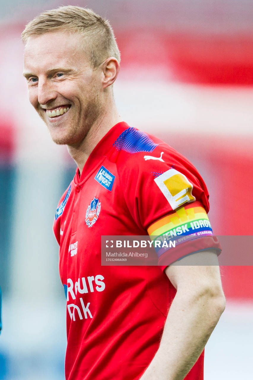 Helsingborgs Peter Larsson med regnbågsbindel
