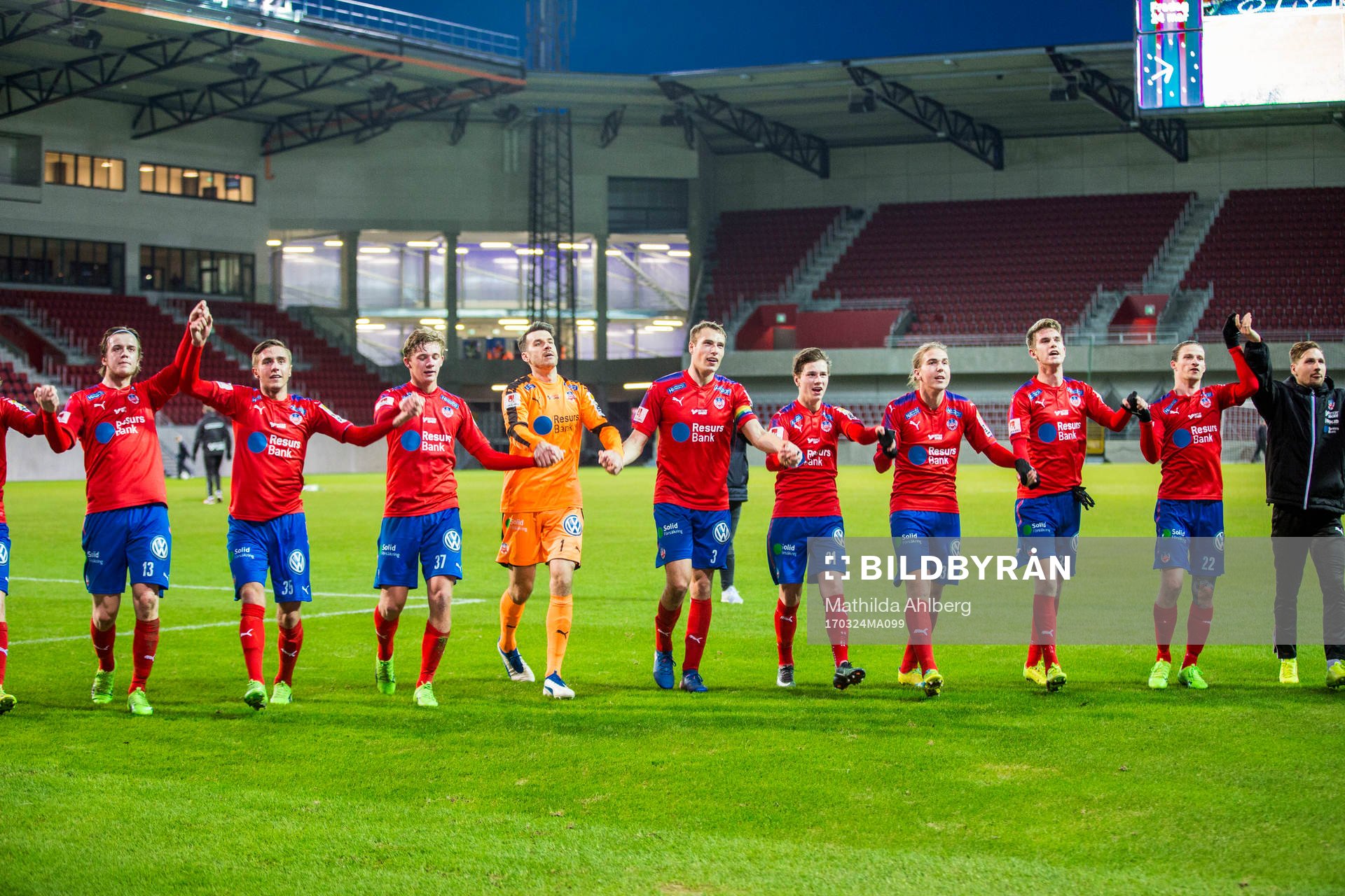 Helsingborgs spelare jublar mot publiken