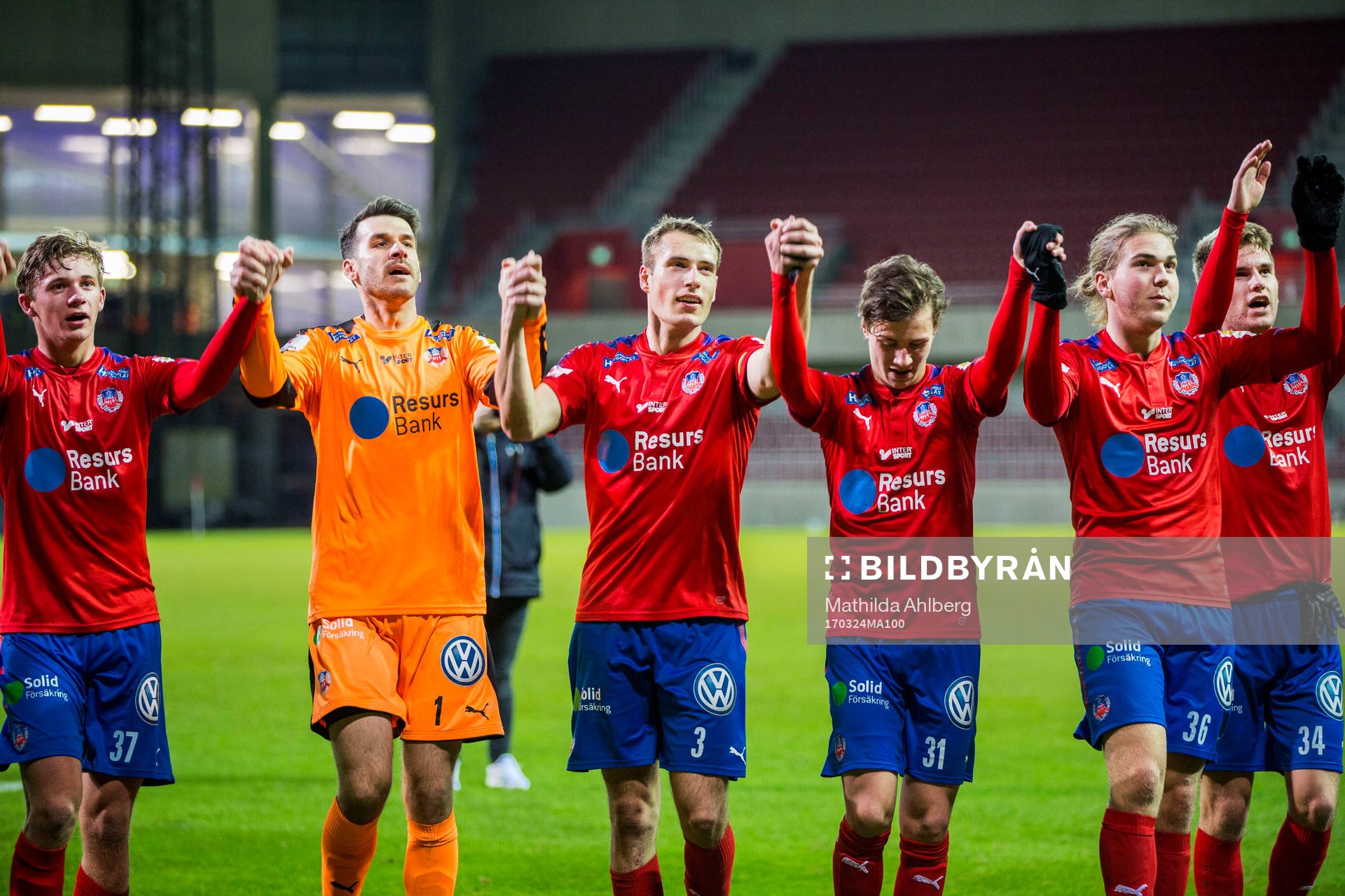 Helsingborgs spelare jublar mot publiken efter vinsten i träningsmatchen i fotboll mellan Helsingborg och Nordsjälland den 24 mars 2017 i Helsingborg. 
