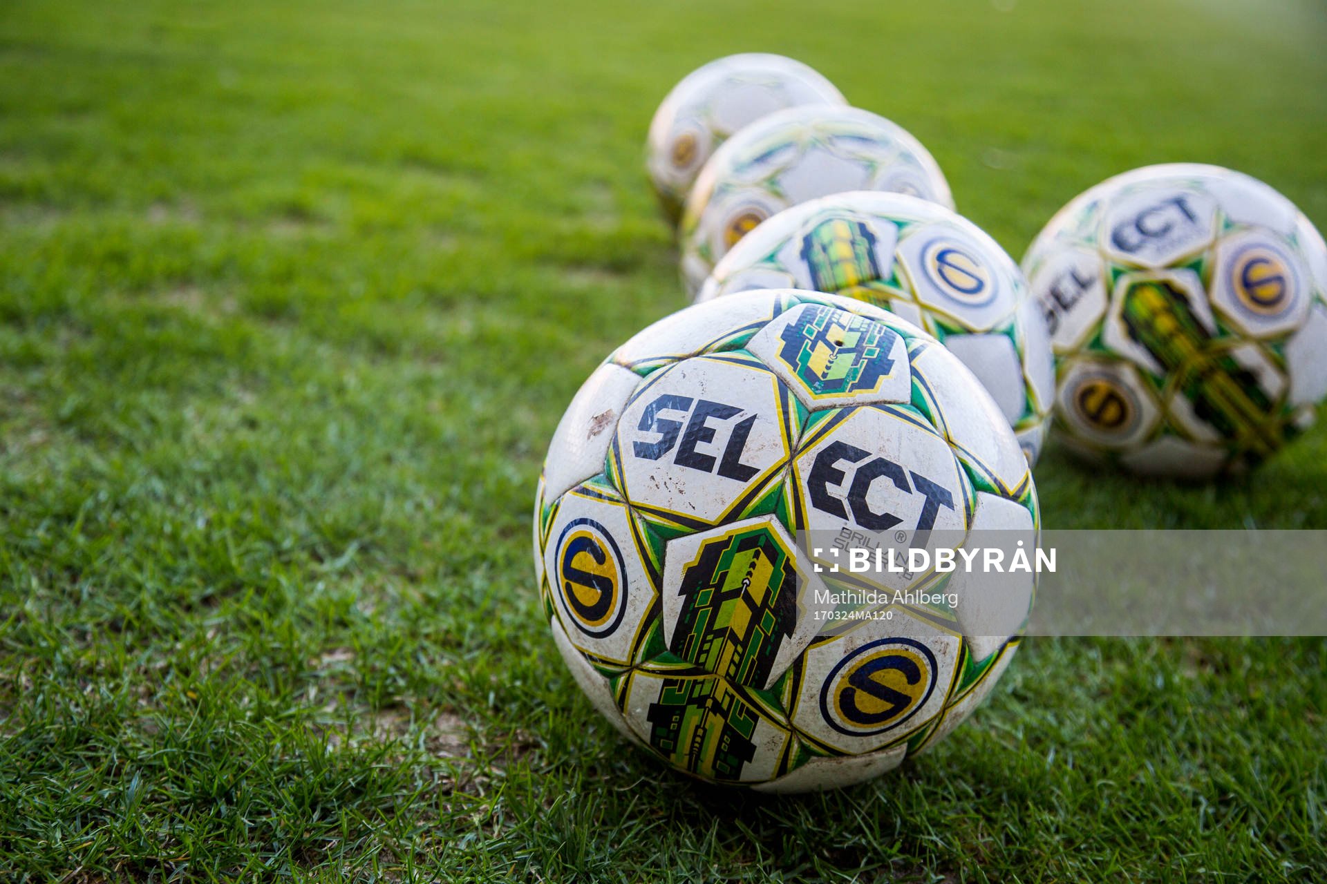 Officiell ligaboll från Select inför träningsmatchen i fotboll mellan Helsingborg och Nordsjälland den 24 mars 2017 i Helsingborg. 