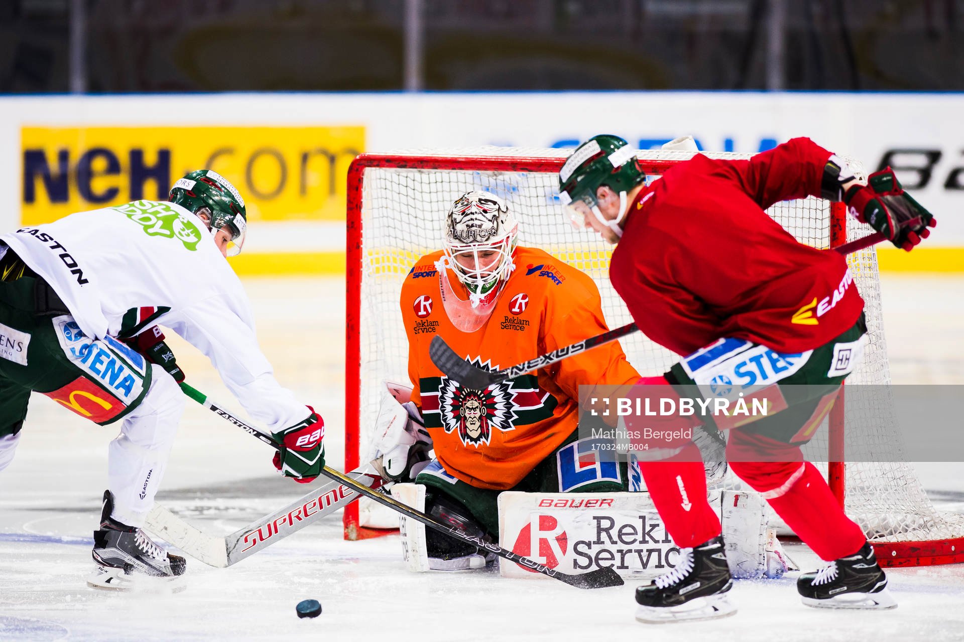 Frölundas Casey Wellman och Jacob Larsson framför