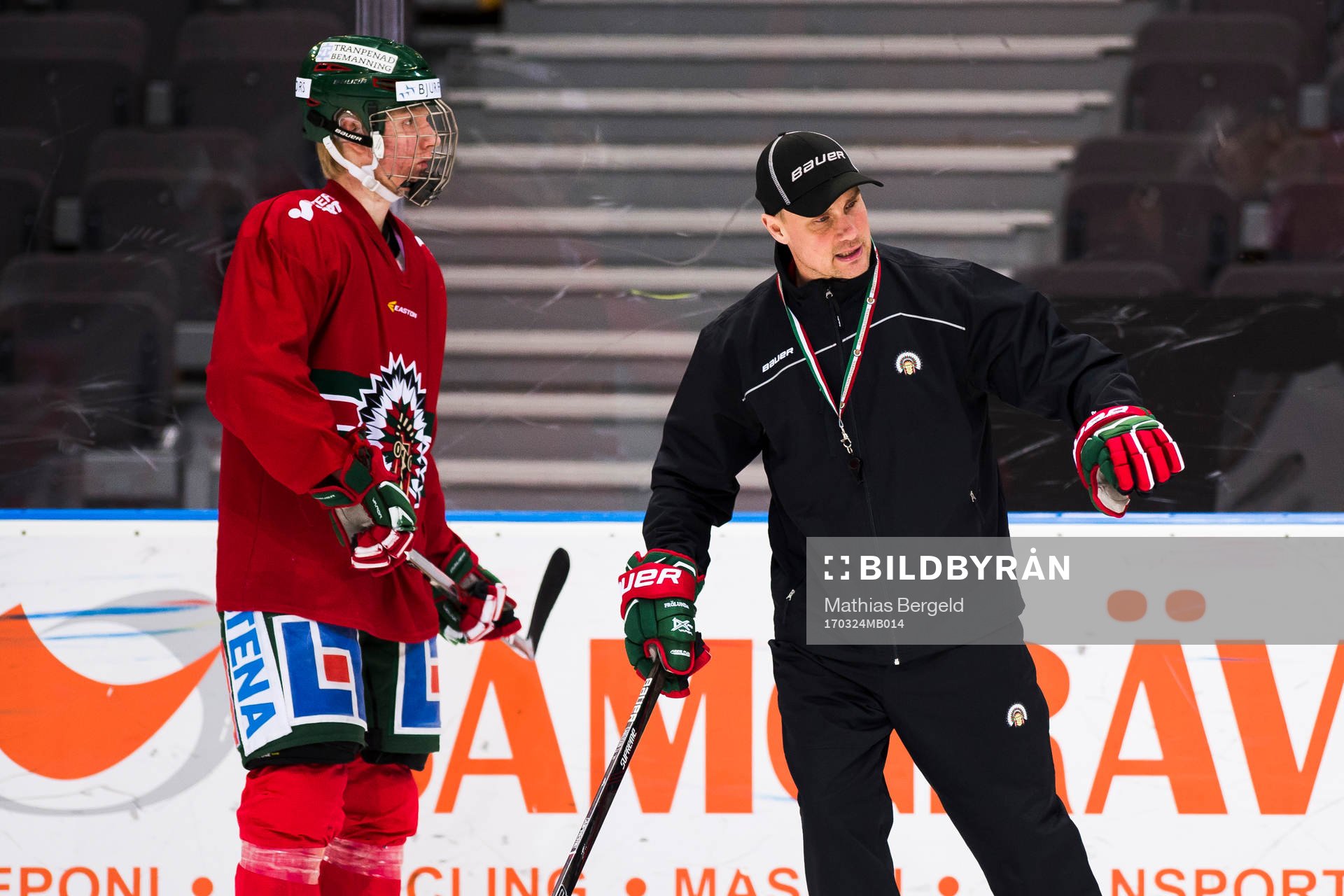 Frölundas Rasmus Dahlin lyssnar på tränare Roger