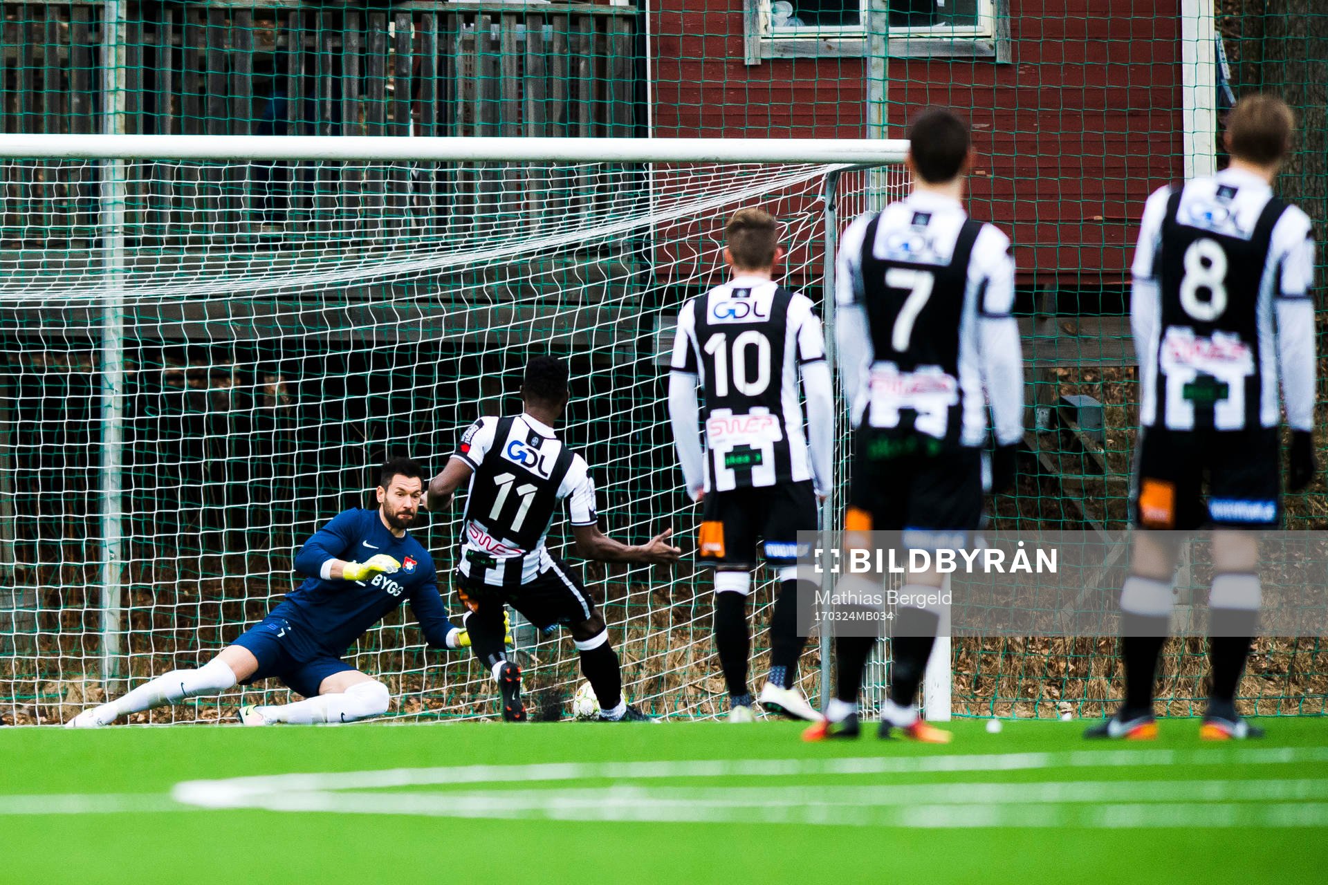 Örgrytes målvakt Stojan Lukic räddar en straff från