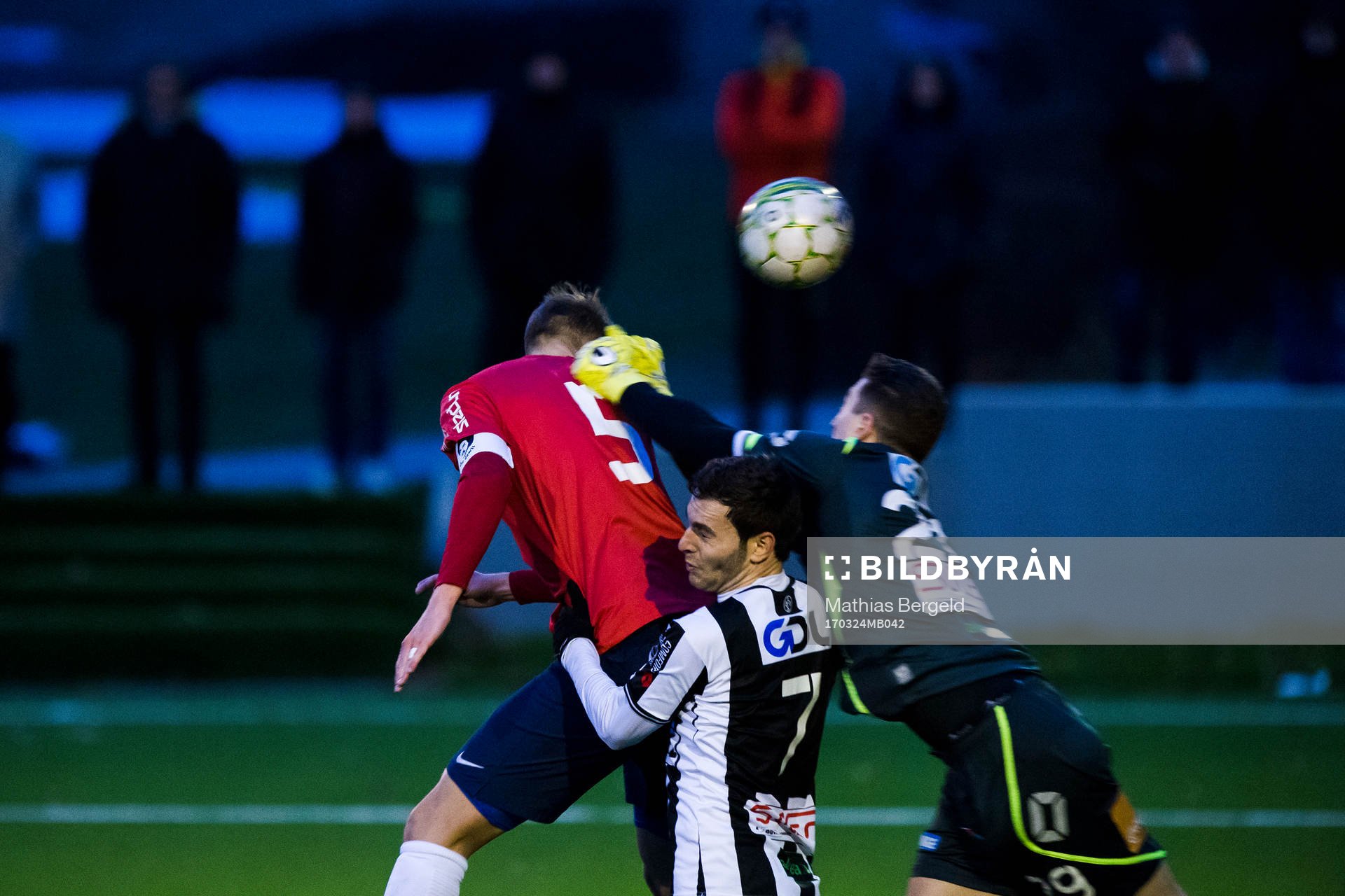 Örgrytes Johan Hammar nickar in 3-1-målet bakom