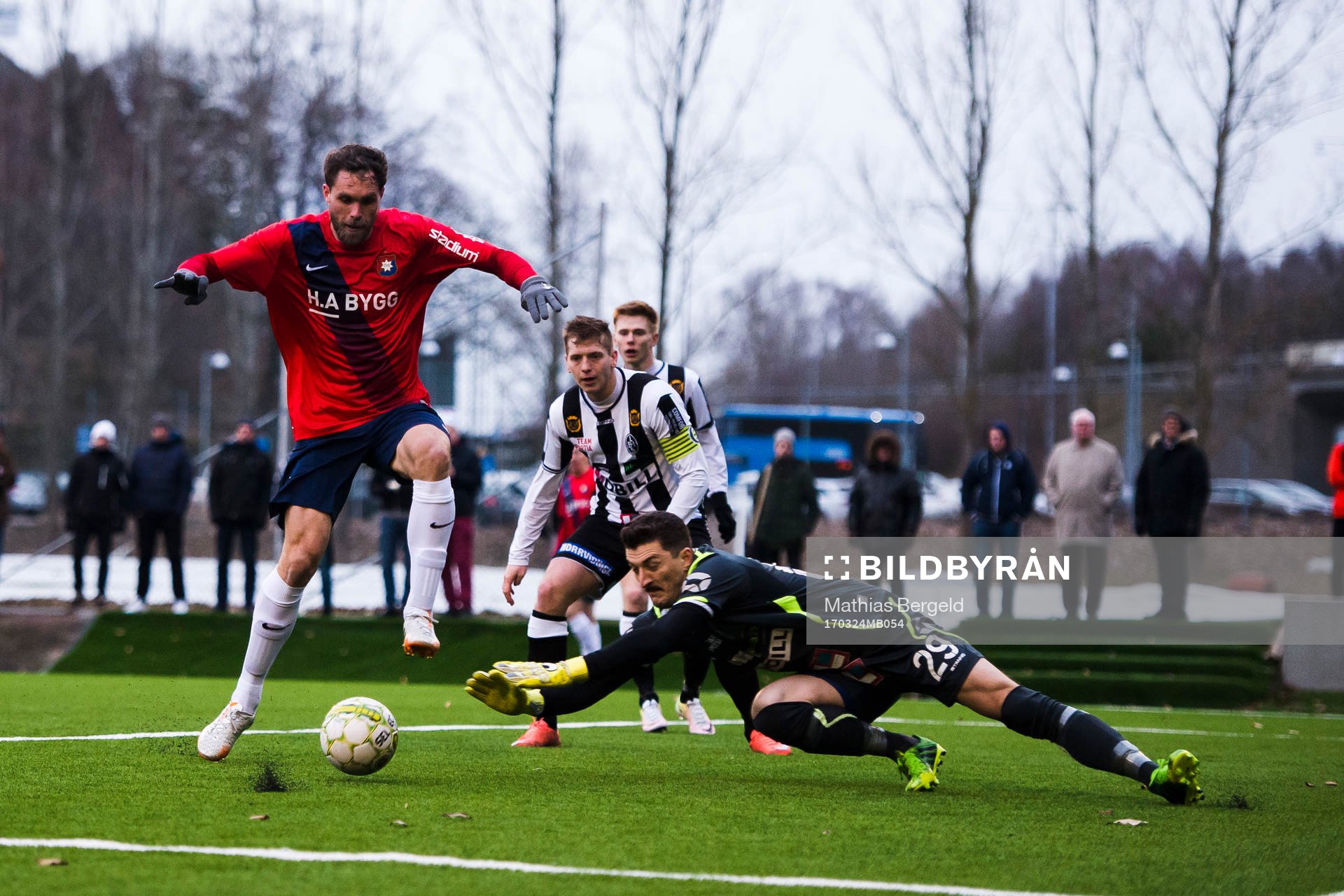 Landskronas målvakt Ivo Vazgec räddar ett läge för