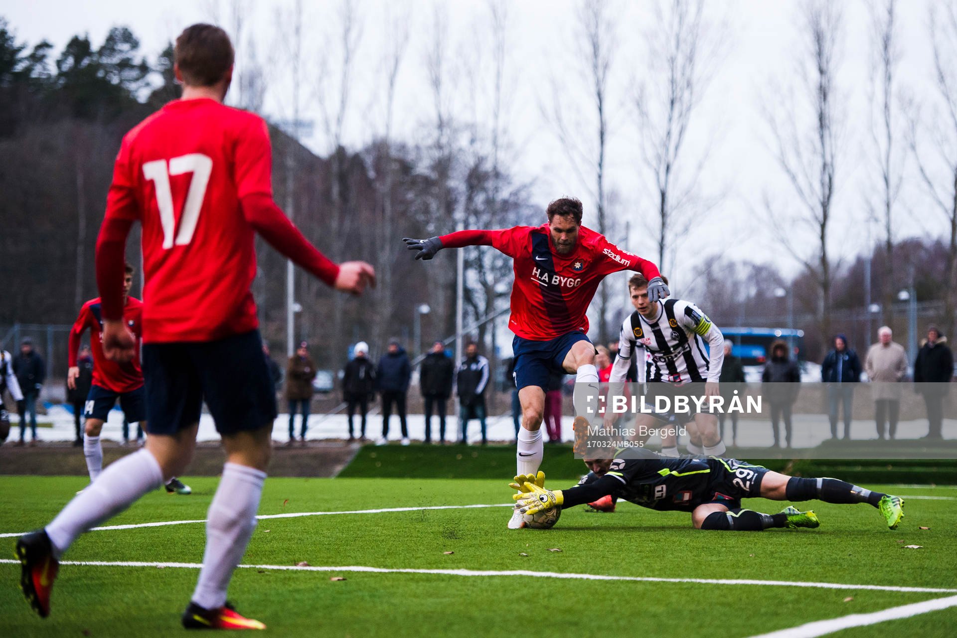 Landskronas målvakt Ivo Vazgec räddar ett läge för