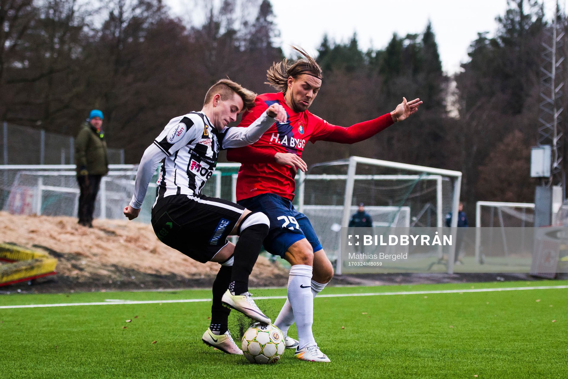 Landskronas Rasmus Alm och Örgrytes Danny Ervik i kamp om
