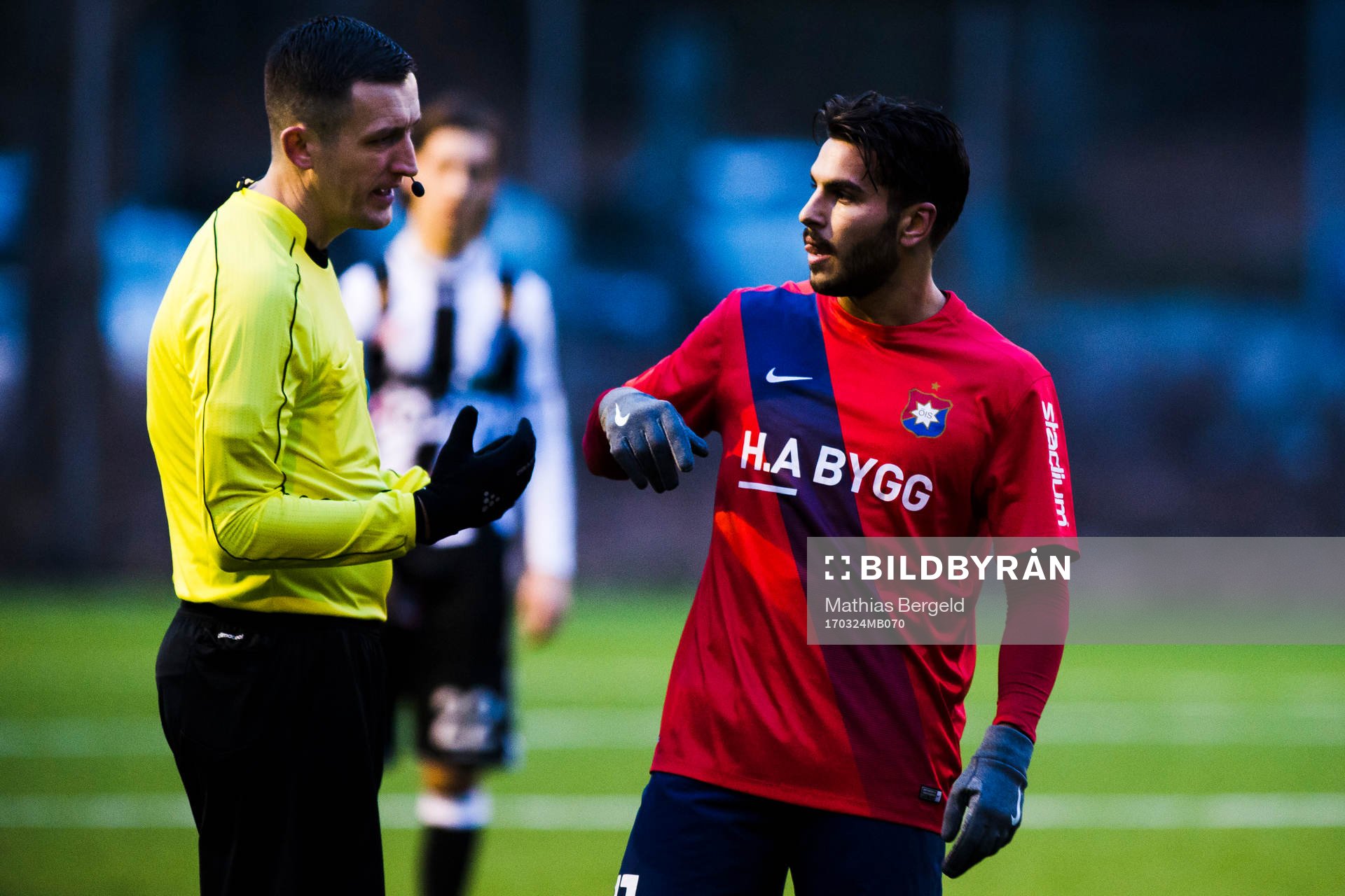 Domaren Nermin Cisic diskuterar med Örgrytes William Atashkadeh under en träningsmatch i fotboll mellan Örgryte och Landskrona den 24 mars 2017 i Göteborg.