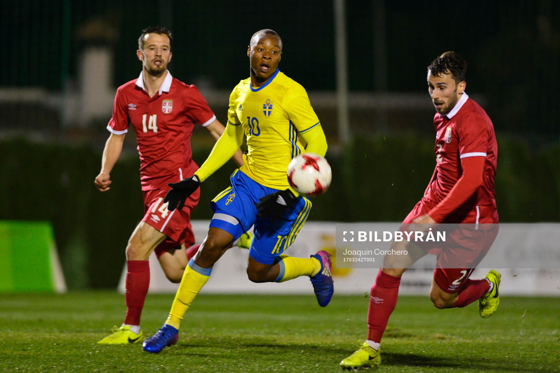 CARLOS STRANDBERG (10 SWEDEN) PASS THE BALL