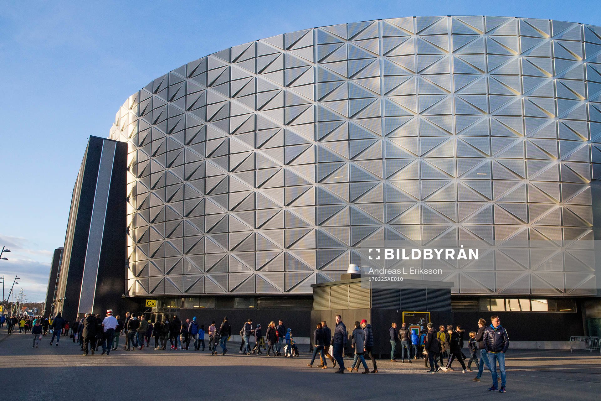 Exteriör av Friends Arena innan fotbollsmatchen i