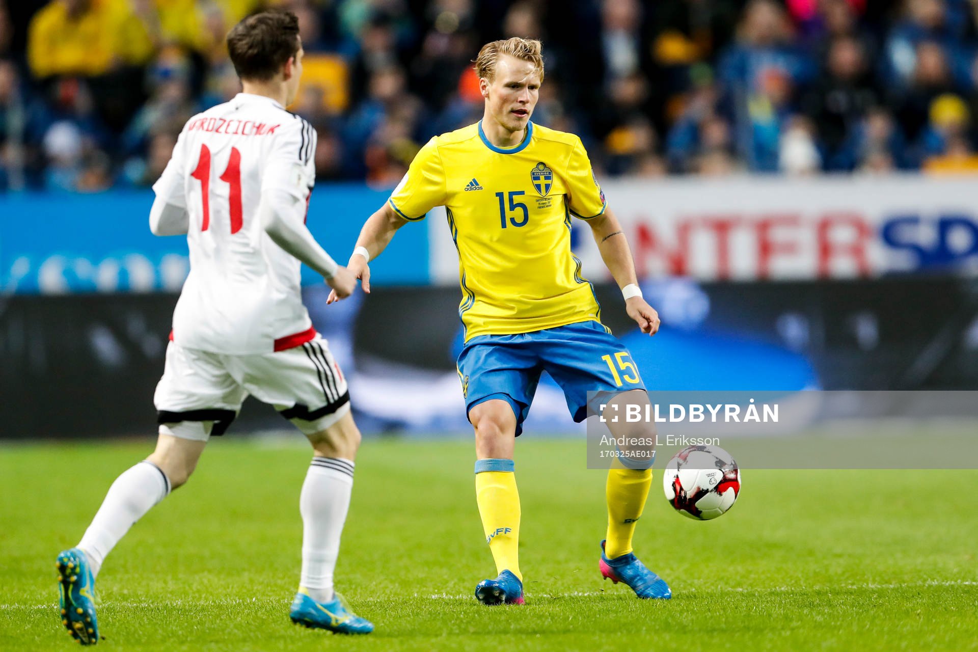 Sveriges Oscar Hiljemark och Belarus Mikhail Gordeichuk