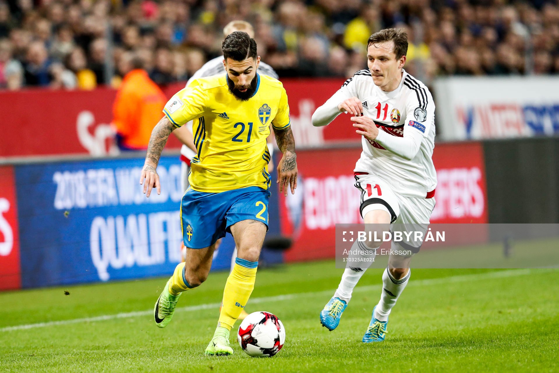 Sveriges Jimmy Durmaz och Belarus Mikhail Gordeichuk
