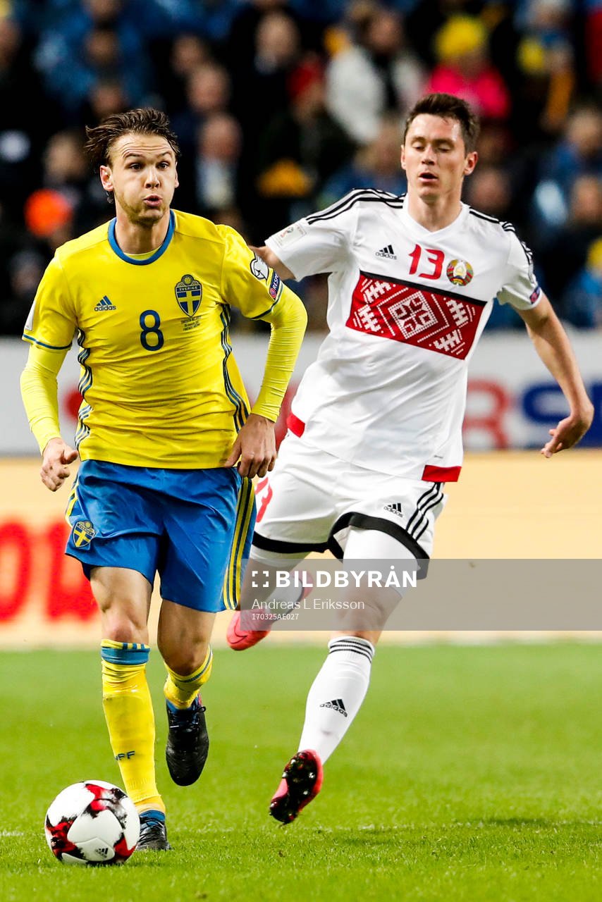 Sveriges Albin Ekdal och Belarus Nikolai Signevich