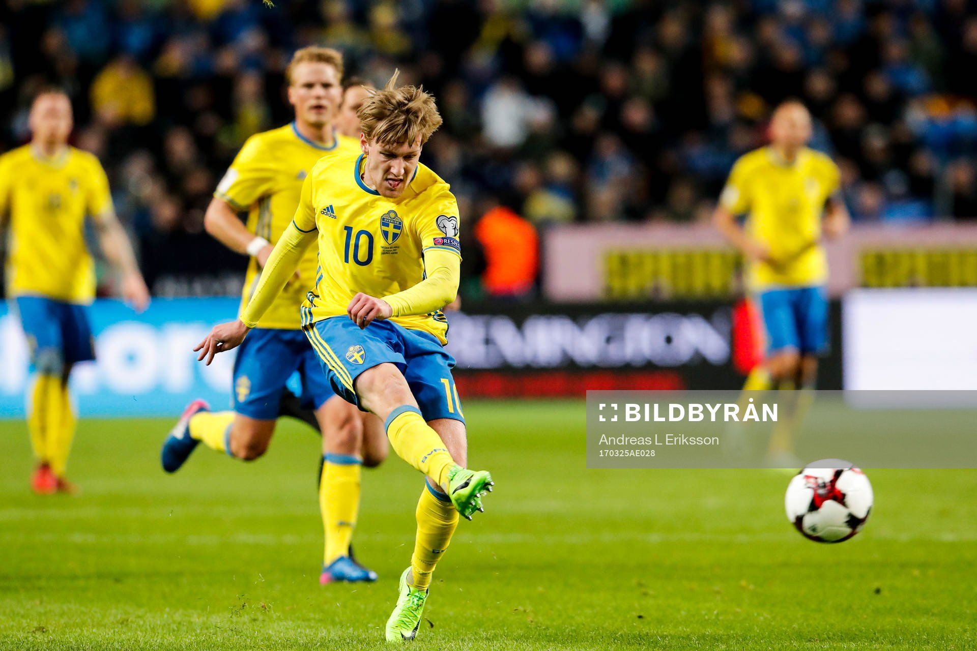 Sveriges Emil Forsberg testar skott