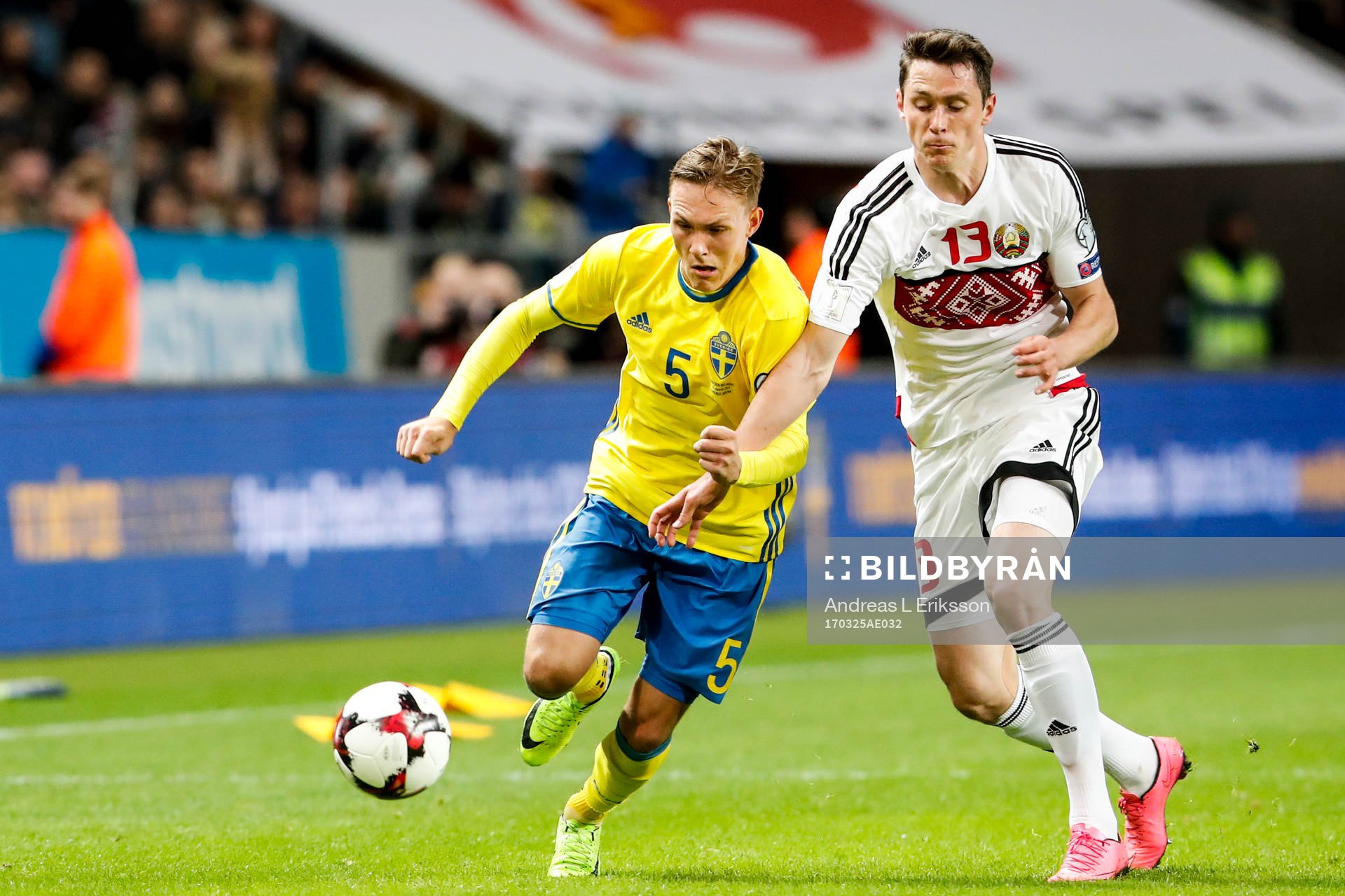 Sveriges Ludwig Augustinsson och Belarus Nikolai Signevich