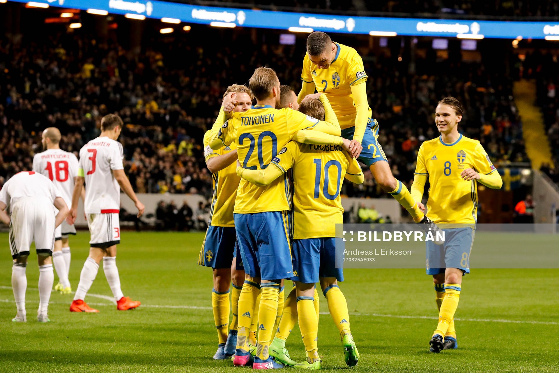 Sveriges Mikael Lustig och Ola Toivonen jublar med Emil